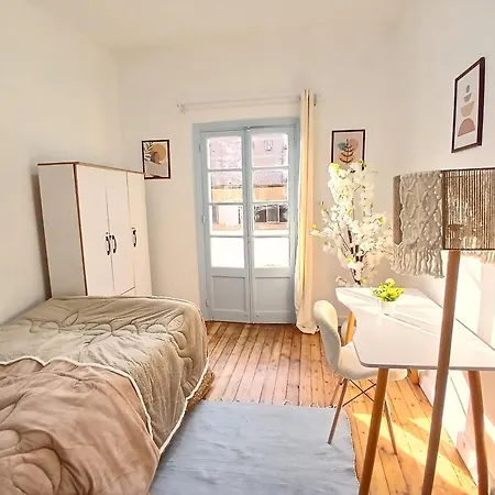 Lively Cozy Downtown Room